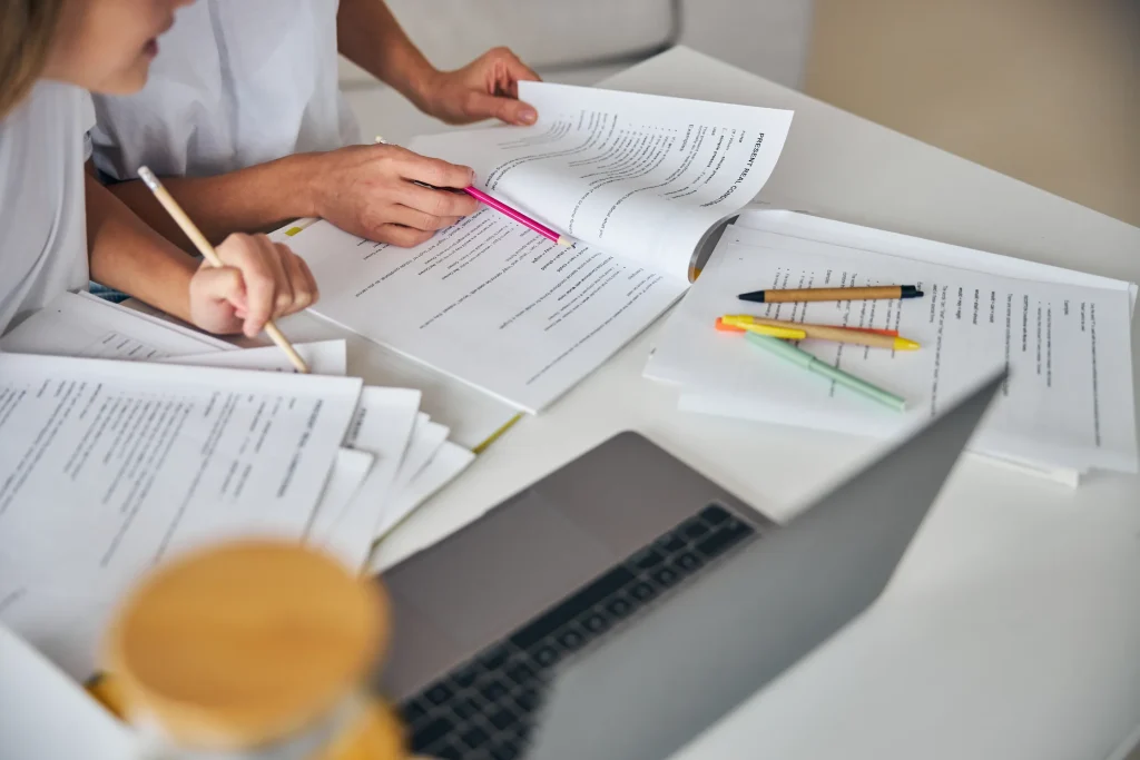 pessoas organizando documentos para compra de imóvel