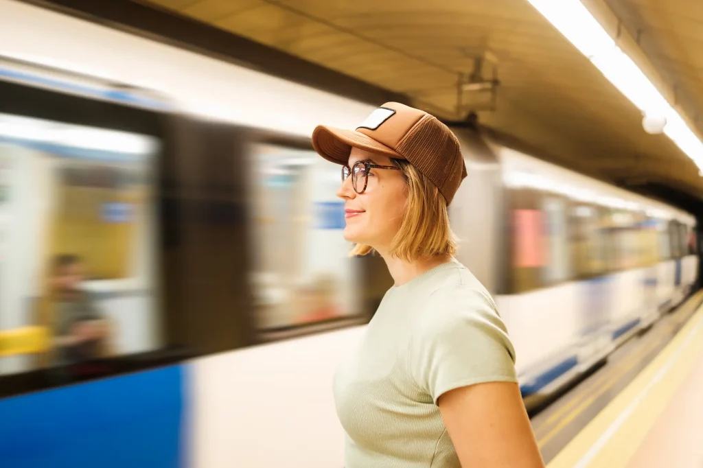 Mulher esperando o trem