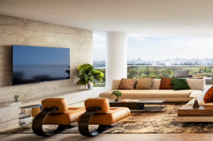 Imagem mostra representação de sala de estar com TV, poltronas e sofás, e com uma sacada com uma grande janela de vidro.