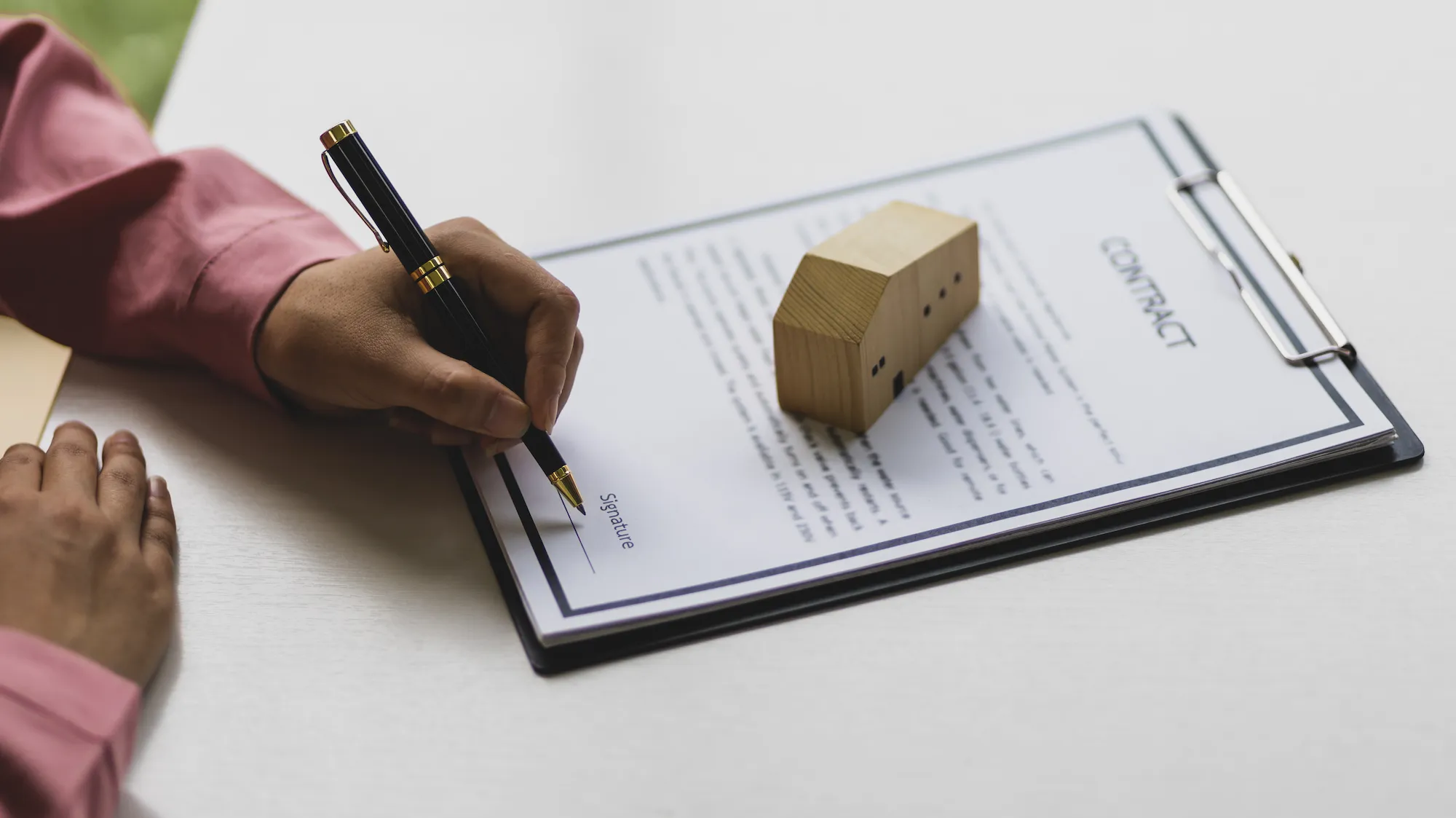 Documento imobiliário sendo assinado