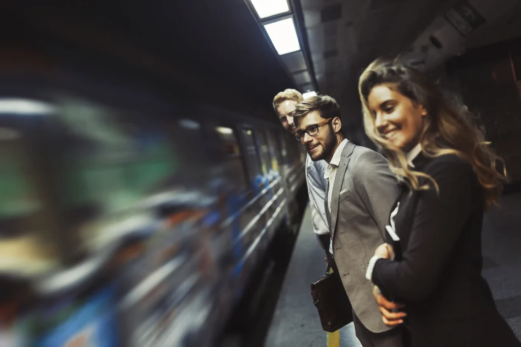 pessoas esperando o trem