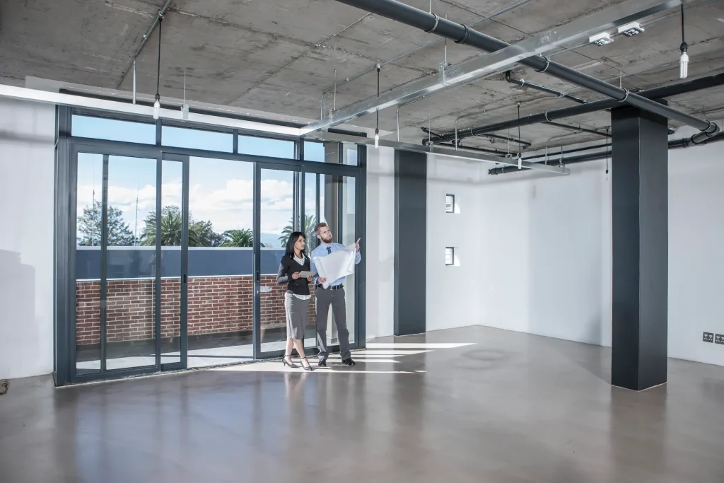 pessoas vendo a planta do apartamento