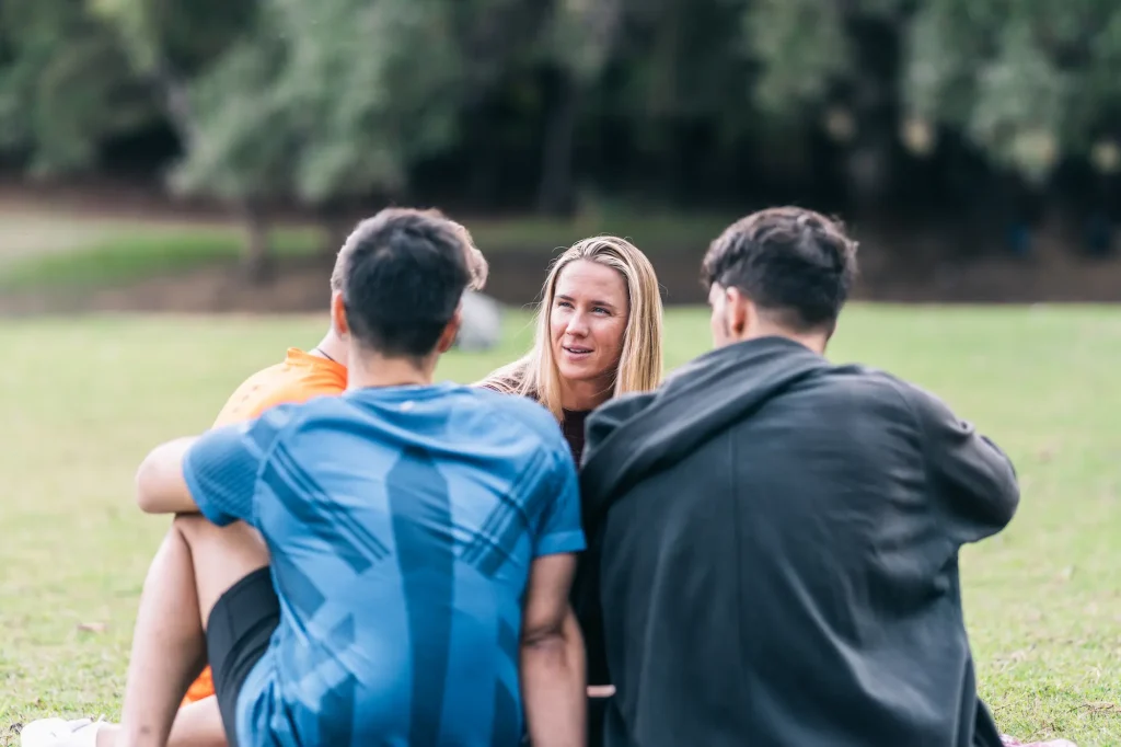 Pessoas conversando no parque