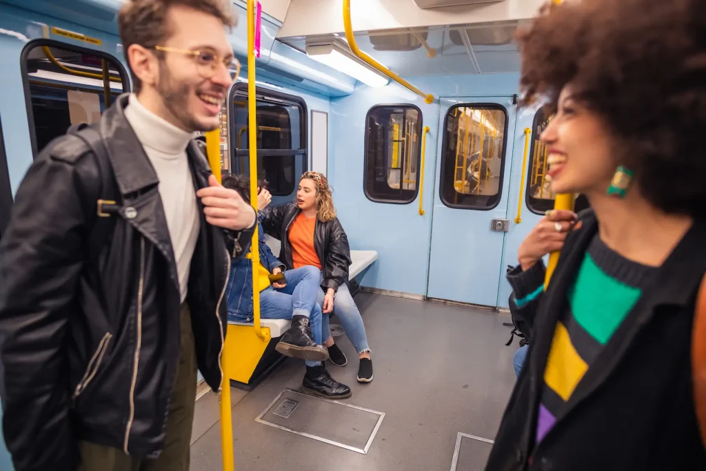 pessoas conversando dentro do metrô