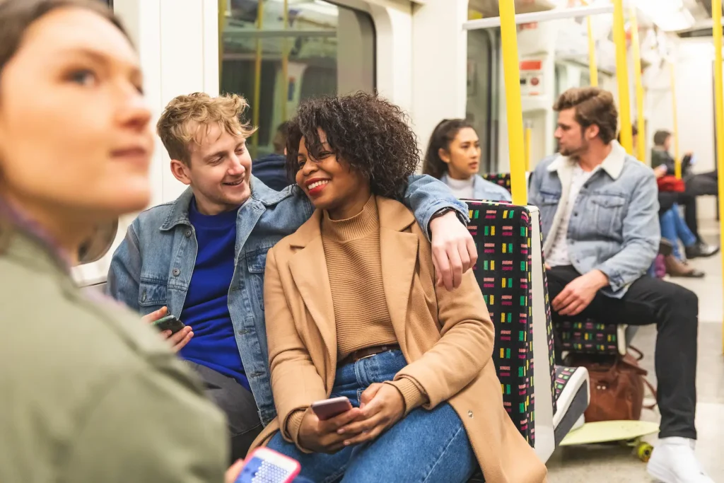 casal viajando no metrô