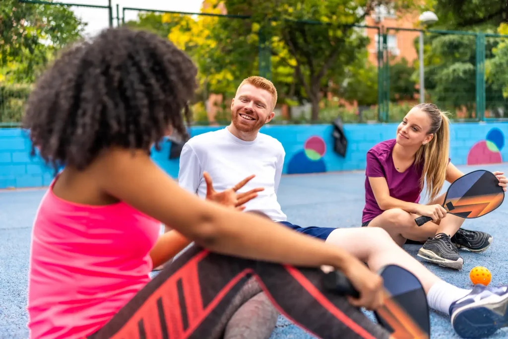 pessoas conversando em quadra na cidade