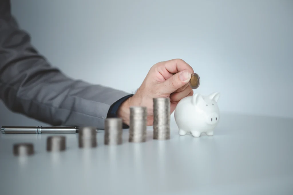 pessoa contando investimentos