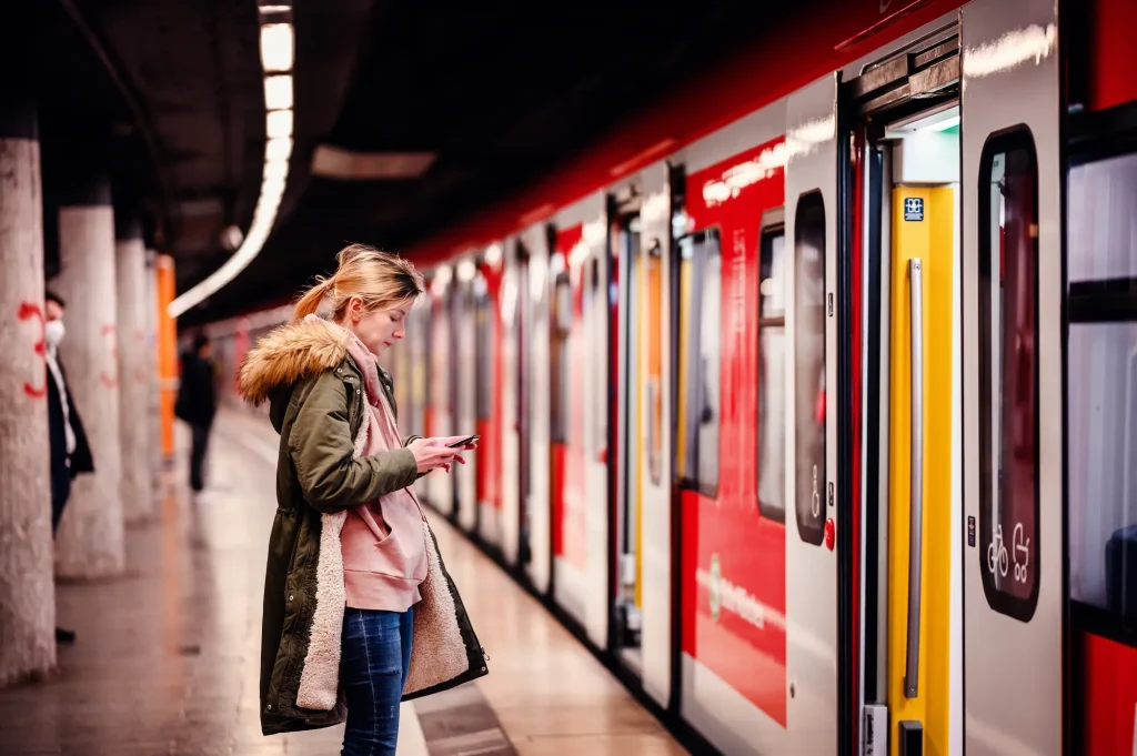 moça esperando o trem