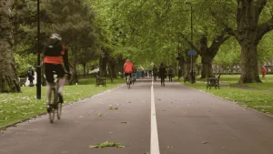 pessoas andando em ciclovia