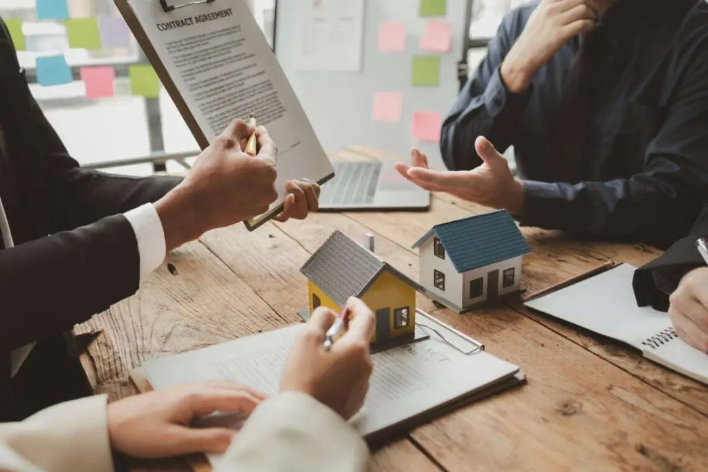 casinhas e contrato sendo assinado