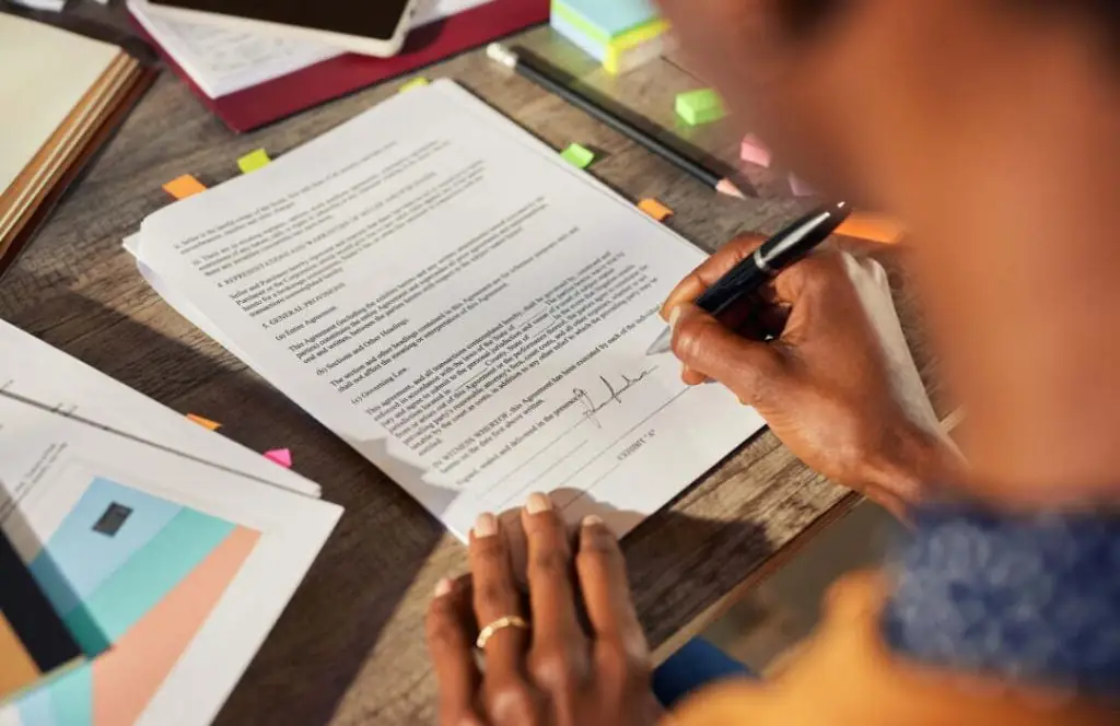 homem assinando contrato